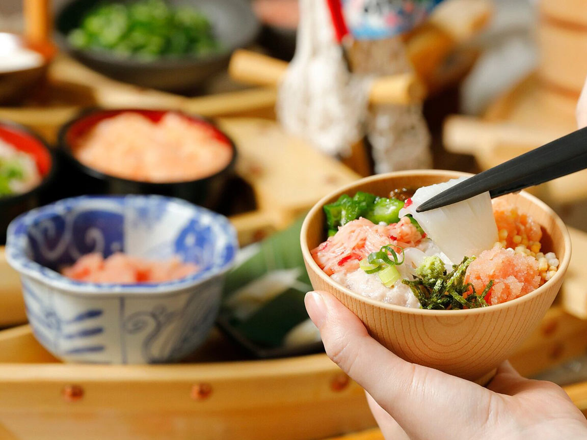 お好みであなただけの特別な「なまら丼」で新しい一日のスタートを。